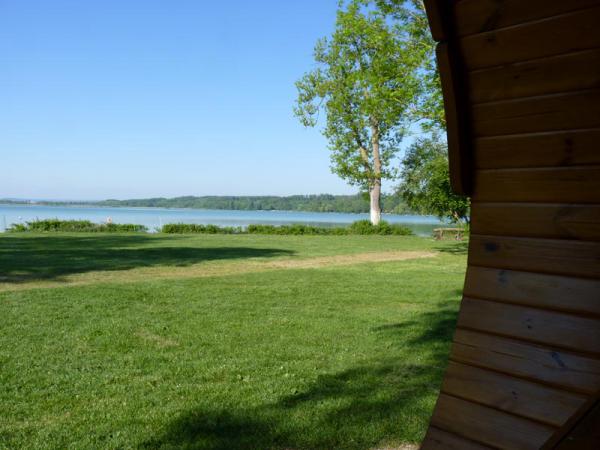 Ausblick vom Schlaffass am Camping Pilsensee