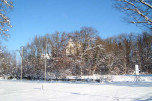 Einfahrt und Schloss Seefeld im Winter
